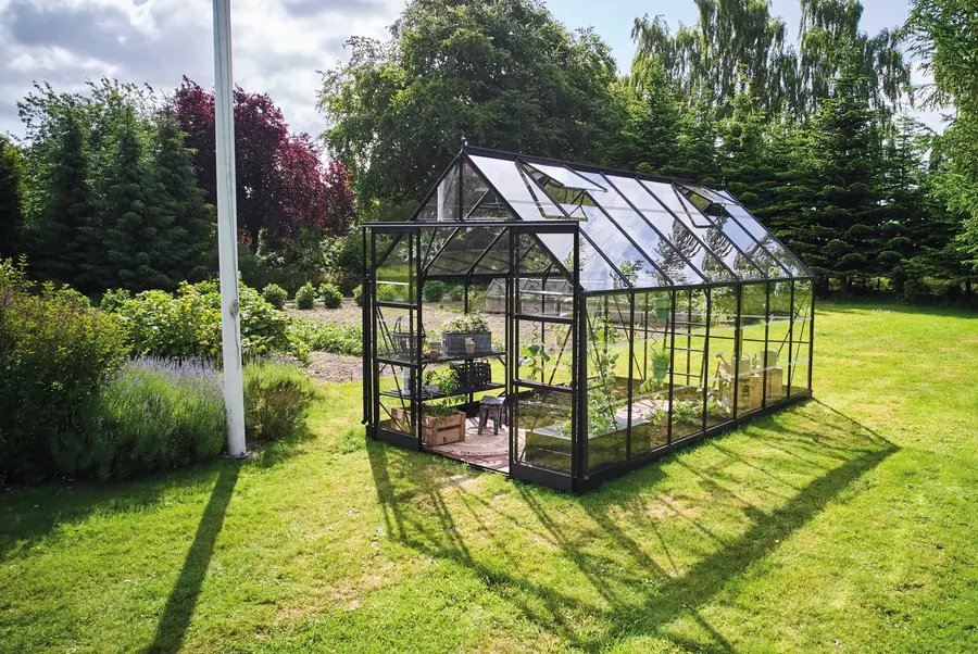 ICON 8 · 11.2 m² (8' x 14') Sort m/3 mm Glas